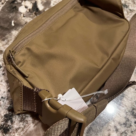 Lululemon Large Crossbody Belt Bag NWT - Picture 4 of 10
